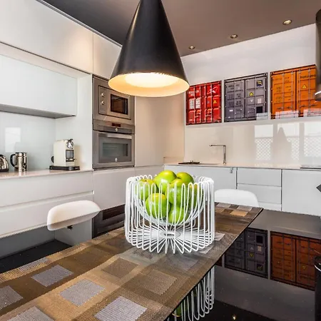 Spacious Place With Wi-fi, Air-con Apartment