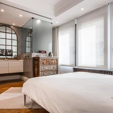 Spacious Place With Wi-fi, Air-con Apartment *