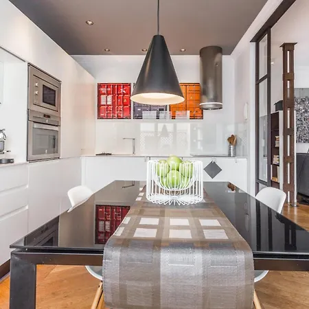 Spacious Place With Wi-fi, Air-con Apartment